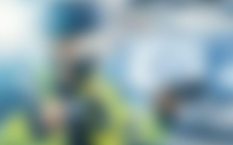 Mitarbeiterin mit Augmented Reality Brille