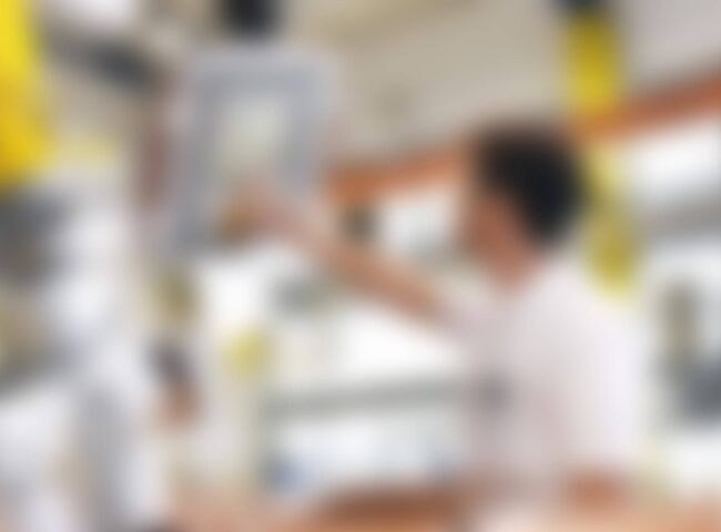 Mitarbeiter bedient einen Computer einer Fertigungsanlage